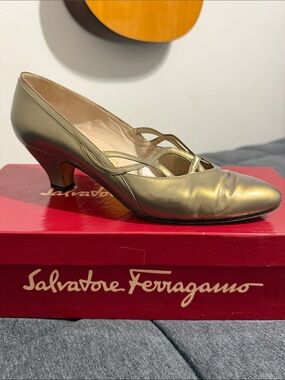 Vintage Salvatore Ferragamo "Tenera" Gold Leather Low Heel Pumps Shoes w/ Box 7B